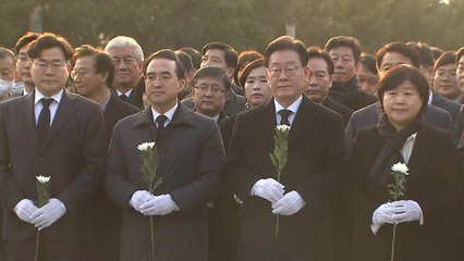 李, 노무현 묘역서 "민주주의 수호"...권양숙·김경수도 만나 / YTN