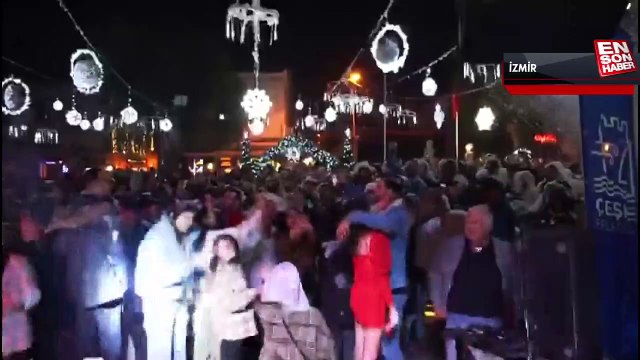 Alaçatı sokakları, yılbaşında dolup taştı