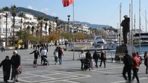 Vatandaşlar ve turistler yeni yılın ilk gününde denize girdi (2)