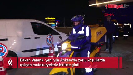 Bakan Varank, yeni yıla 'motokurye' olarak girdi; sipariş götürdü