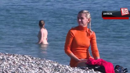 Antalya'da yılın ilk günü denize girip yüzmenin tadını çıkardılar