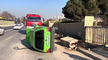 Trafoya çarparak devrilen otomobildeki anne ve oğlu yaralandı