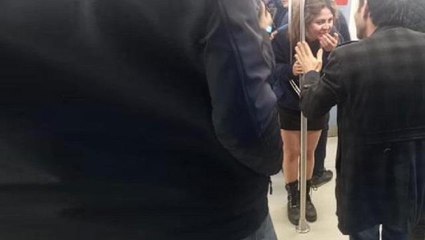 Kadının sıkıştığı yeri gören yolcular, metroyu durdurup yetkilileri aradı