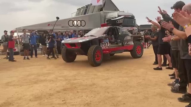 Carlos Sainz, orgullo del deporte español: 60 años, gana la 1º etapa del Dakar y así le reciben