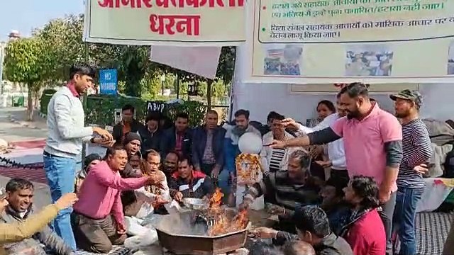 सहायक आचार्यों ने किया सद्बुद्धि हवन , राजस्थान विवि में धरने पर सहायक आचार्य
