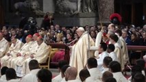 Francisco encomienda a la Virgen a Benedicto XVI durante su homilía por la primera misa del año