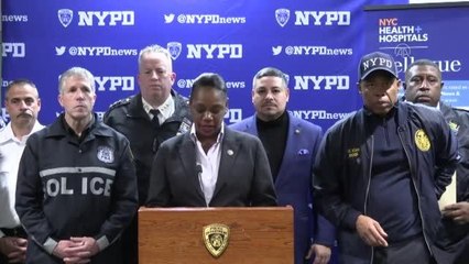 New York Times Meydanı'ndaki yeni yıl kutlamaları sırasında polise palalı saldırı