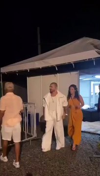 Paolla Oliveira e Diogo Nogueira foram flagrados de mãos dadas nos bastidores do evento