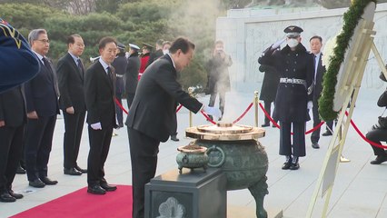 尹, 서울현충원 참배..."다시 도약하는 대한민국 만들 것" / YTN
