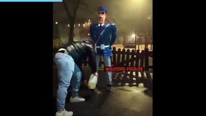 Milano, danno fuoco al fantoccio di un poliziotto: il video finisce sui social