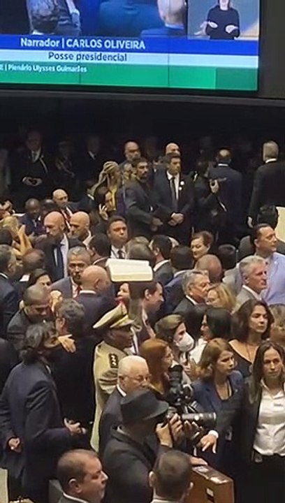Sargento Pastor Isidório segurou uma Bíblia durante a cerimônia de Lula no Congresso Nacional