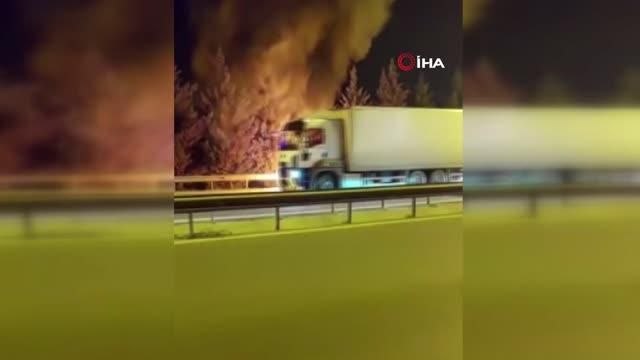 TEM'de yanan hafif ticari araç alev topuna döndü