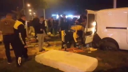 Otomobil ile hafif ticari aracın çarpışması sonucu 6 kişi yaralandı