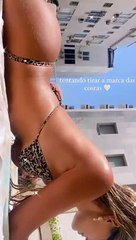 Yasmin Brunet tirou parte de cima do biquíni para não ficar com marquinha