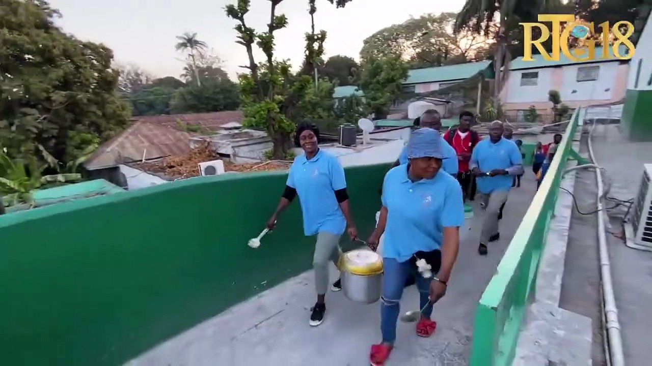 Dirijan Komite 100 pou 100 Diaspora distribiye plizyè pla soup bay malad yo nan Lopital Jeneral