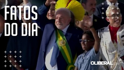 Lula recebe faixa de um grupo de pessoas