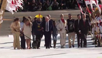 Representantes do ‘povo’ e cachorra sobem a rampa com Lula