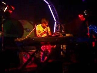 Quentin Mosimann chante et mixe