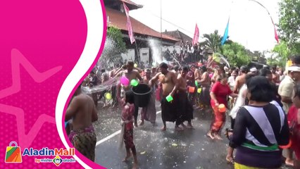 Tradisi Perang Air Warga Desa Suwat Bali Sambut Tahun Baru 2023