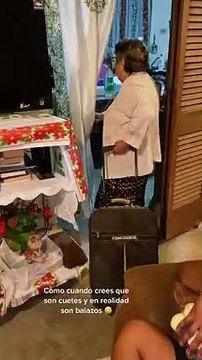 VIDEO|¡Ritual fallido! Abuela en año nuevo, salió con su maleta y se metió corriendo por disparos