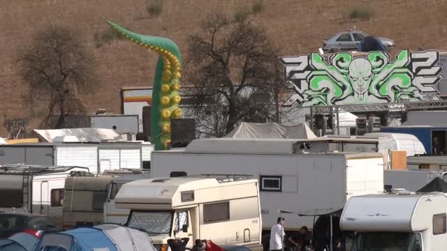 La Policía vigila una rave ilegal en Granada con la presencia de miles de personas desde el día 30