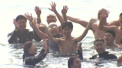 특전사도 아닌데...한겨울 바다에 뛰어든 이유는? / YTN