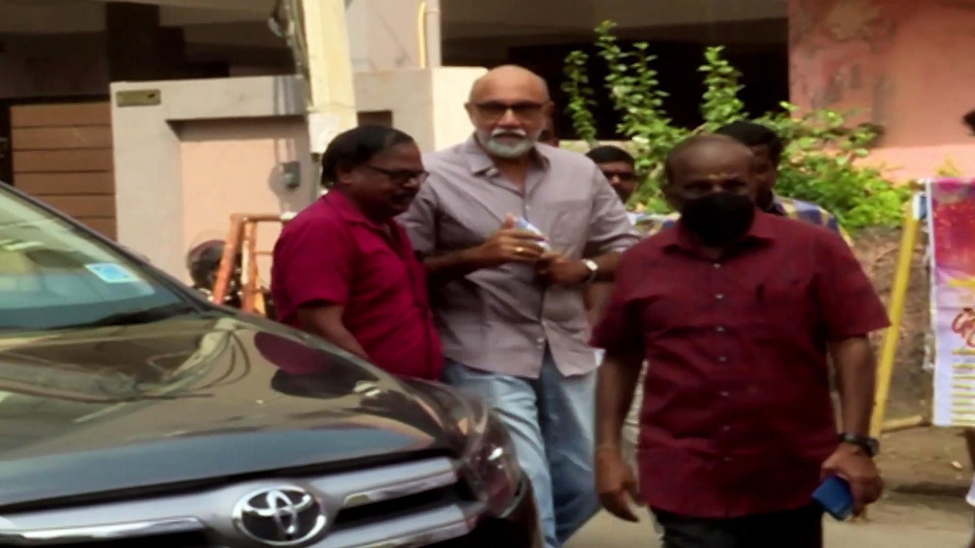 நண்பன் விஜயகாந்த்தை சந்தித்து... கன்னத்தை கிள்ளி முத்தம் கொடுத்த சத்யராஜ் - வைரலாகும் வீடியோ