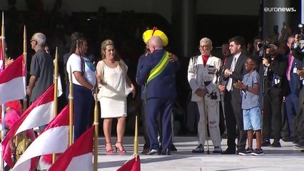 Lula da Silva recebe faixa das mãos do povo