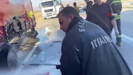 Seyir halindeki tırın lastiği alev aldı