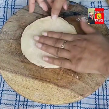 Vishakha's, Kitchen, samosa, samosa chat, halwai style samosa, punjabi samosa, chicken samosa, kachori, aloo chat, samosa bananki vidhi, how to make samosa, samosa recipe in hindi, vishkahas, vada pav, samsoa sheet, mutton samosa, chote bhature, bhature,