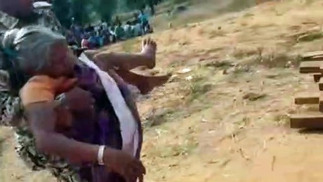 सब इंस्पेक्टर ने घायल महिला की जान बचाने लगाई दौड़, लेकिन फिर भी भड़के ग्रामीण, देखें VIDEO...