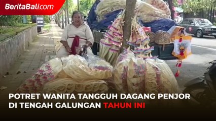 Potret Wanita Tangguh Dagang Penjor di Tengah Galungan Tahun Ini