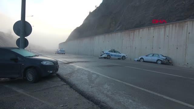 BUZLANAN YOLDA KAYAN OTOMOBİL POLİS ARACINA ÇARPTI 2 YARALI