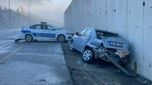 Buzda kaydı, polis aracına çarptı: 2 yaralı
