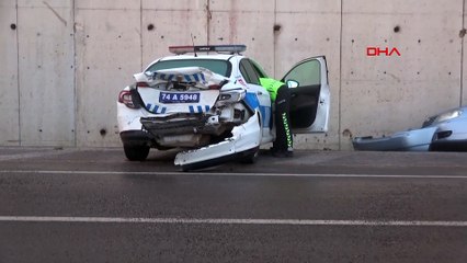 Kayan otomobil, ekip aracına çarptı: 2 polis yaralı