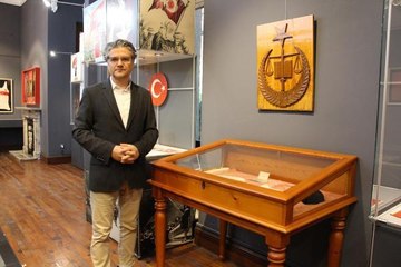 İZMİR'İ KURTARAN ASKERLERİN KARŞILANDIĞI 100 YILLIK BAYRAK, MÜZEDE SERGİLENİYOR