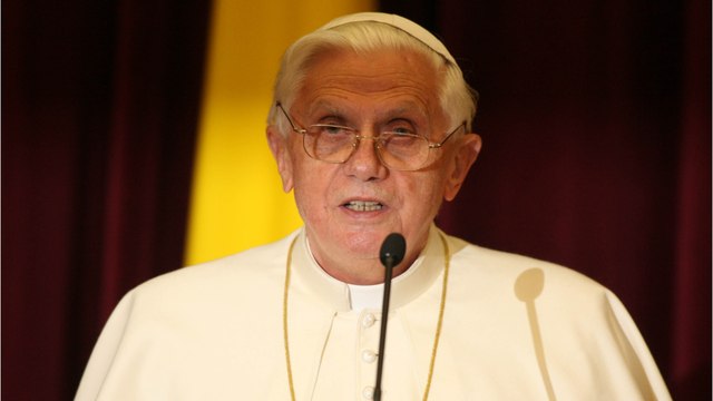 GALA VIDEO - Mort de Benoît XVI : le Vatican publie les premières photos du corps du pape émérite