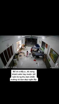 Con dâu mở spa, dù xong sớm hay muộn bố chồng cũng cố thức để dọn dẹp cửa hàng hộ con