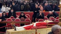 Addio a Ratzinger, l'omaggio dei fedeli in San Pietro