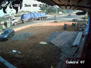 VIDEO: नए साल के पहले दिन सेलम में दर्दनाक सडक़ हादसा, बस ने कार को मारी जोरदार टक्कर