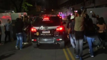L'arrivo della bara di Pelé allo stadio del Santos