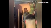 Asansörde kalan gençleri kurtarırken sinirlenen görevli: 'Boşluklara da birini alsaydınız'