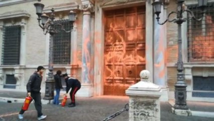 Bltiz ambientalisti di Ultima generazione: vernice sul Senato