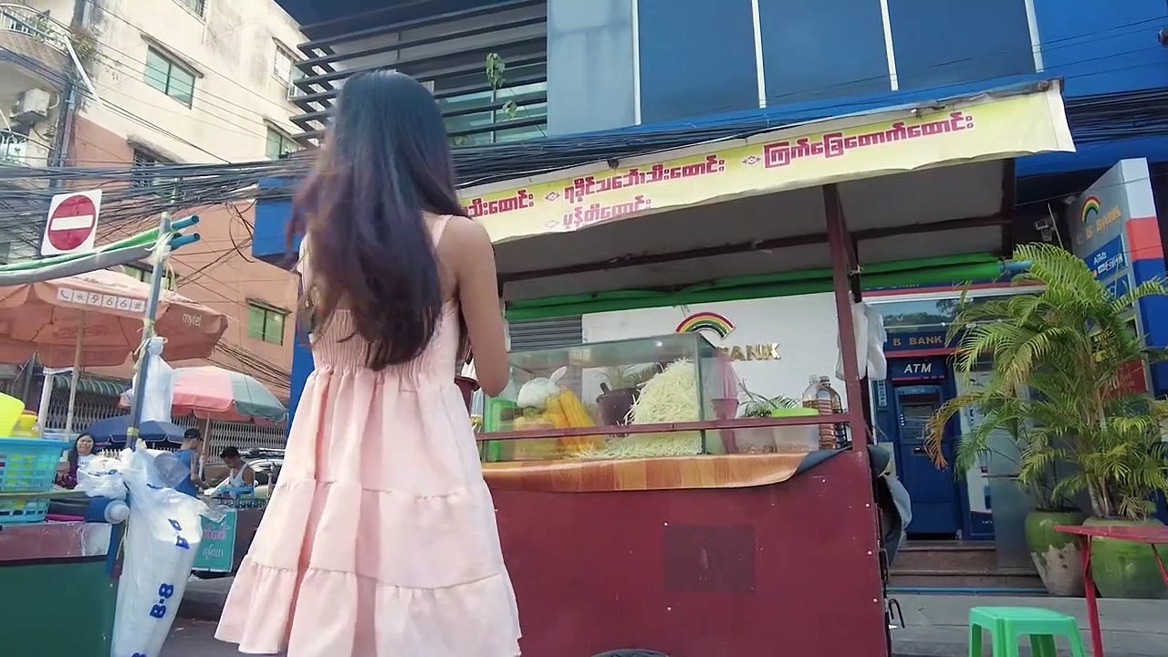 Fille birmane joyeuse dans les rues de Yangon