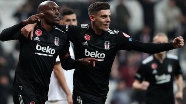 Yeni doğan çocuğu yaşam savaşı veriyor! Beşiktaşlı yıldızın son hali yürekleri parçaladı