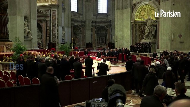 La dépouille de l'ex-pape Benoît XVI exposée au public au Vatican