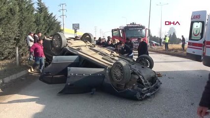 ÖNCE OTOMOBİLE SONRA REFÜJE ÇARPIP TAKLA ATTI 2 YARALI