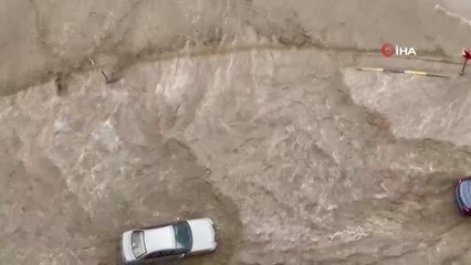 Mekke'de şiddetli yağış, yollar sular altında kaldı