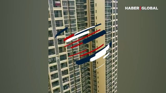 Yakalanmamak için 20. katın penceresine kaçan adamın görüntüleri viral oldu