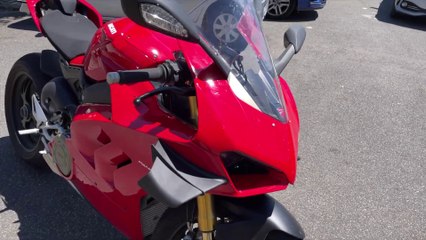 Cette moto n'a aucun sens: Essai Ducati Panigale V4S